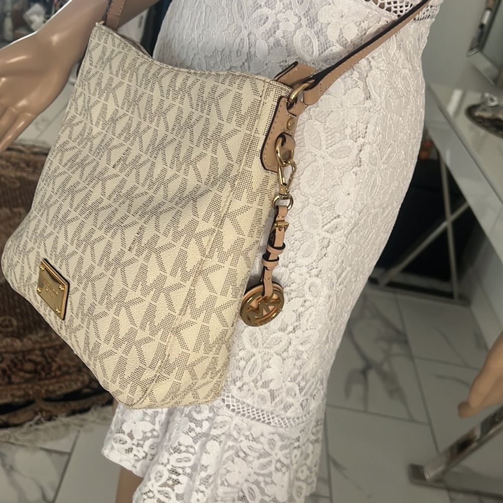 (Michael Kors) cross body travel bag never used - Picture 4 of 15